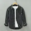 Camisa de manga larga con graffiti de arte estilo japonés, prenda exterior versátil y moderna de corte holgado para hombre, top de alta gama