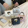 Mini bolso infantil 2026 otoño/invierno acolchado dulce cuadrado pequeño bolso de moda lazo padre-hijo PU bandolera