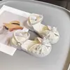 Moda Infantil Sandalias Versátiles de Princesa 2025 Verano Nuevo Estilo Niñas Suela Suave Lazo Zapatos de Playa para Niñita