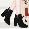 Nova coleção outono/inverno: botas femininas de fleece com strass preto, apresentando salto grosso, material similar a camurça, forro de algodão, bico redondo, salto médio e disponíveis em tamanhos grandes para um visual fashion