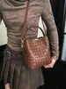 Bolso de Cubo Tejido de Alta Gama para Mujer 2026 Nuevo Bolso de Hombro Casual Bolso de Mano Versátil para el Trabajo Bolso Cruzado