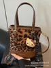 Bolso con Estampado de Leopardo para Mujer Otoño e Invierno 2025 Nuevo Versátil Diseño de Nicho Bolso de Hombro Cruzado Popular Bolso Cubo Portátil