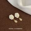 Pendientes de camelia de alta gama estilo retro francés, diseño de nicho para mujer, temperamento dulce, combinables con todo, joyería para las orejas.