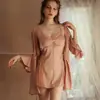 Conjunto de pijama sexy de dos piezas estilo francés de seda helada para mujer, escote en V con encaje y copas en el pecho, camisola de dormir con mangas de campana