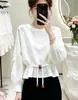 Outono de 2026 Nova Moda Elegante Solta com Cordão Emagrecedora Versátil Jovem Camisa de Gola Redonda Estilo Suave Roupas Modernas Femininas