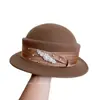 Sombrero de Lana Plisado de Satén con Perlas Estilo Hepburn para Mujer, Sombrero Tipo Cubo Versátil de Moda Invernal con un Diseño Elegante y Moderno