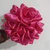 Grande bola de flores vermelhas, cerimônia de corte de fita para inauguração, casamento, inauguração, hortênsia vermelha, carro de casamento, carro novo, entrega de carro, casamento, inauguração de casa, grande flor vermelha
