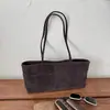 El nuevo bolso tote de nicho de Ruien, un bolso de hombro de gran capacidad, ligero y versátil para el trabajo, perfecto como bolso casual para llevar debajo del brazo.
