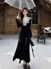 Roupa Íntima Nova Slim-Fit Estilo Francês para Início de Outono, Vestido Longo Preto com Decote V Estilo Chanel para Mulheres