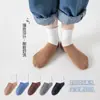 Meias descartáveis infantis com solas coloridas, meias de cano médio resistentes à sujeira para meninos e meninas, adequadas para estudantes e crianças mais velhas, meias descartáveis diárias sem lavagem