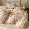 Conjunto de cama de quatro peças estilo coreano com bordado de renda, espesso, quente e macio de veludo de leite, apresentando lençóis de algodão puro de alta qualidade e um conjunto de três peças