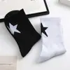 Calcetines Transfronterizos para Hombres y Mujeres, Calcetines de Media Pantorrilla, Calcetines de Moda Negros y Blancos, Calcetines de Pareja con Estrella de Cinco Puntas, Calcetines Deportivos Casuales Versátiles de Color Sólido