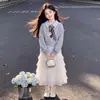 Nuevo Estilo Primavera y Otoño 2026 para Niños Mayores: Sudadera con Cuello y Parche de Encaje Estilo Princesa Coreana Falda de Capas Conjunto de Moda para Niñas