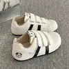 Tênis Branco Versátil com Bordado de Vaca e Bico Manga Outono 2026 Novos Sapatos Esportivos de Solado Fino com Velcro para Mulheres