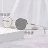 Gafas Cat-Eye con Borde Dorado y Lentes Fotocromáticas para Mujer, Nuevo Modelo 2026, Montura Artística Delgada de Alta Gama, Realza el Cutis Sin Maquillaje, Modernas