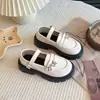 Nuevos Zapatos Mary Jane de Cuero para Niña Otoño 2026 con Hebilla de Corazón de Pedrería, Zapatos de Princesa de Suela Gruesa para Niños
