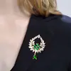 Broche de Gota de Agua Verde con Borla de Temperamento Pin de Flor Hueca de Regalo de Alta Gama Accesorios de Pin para Solapa de Corsage Ins de Nicho
