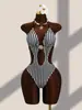 Traje de baño de una pieza a rayas de colores de nuevo estilo europeo y americano 2026, con cuello halter, corte ajustado, bikini sexy para la playa