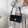 El popular bolso pequeño cuadrado de estilo fresco para mujer de este año es el nuevo modelo de verano 2026, un bolso de hombro de color liso con correa de cierre adecuado para ir al trabajo y usar cruzado