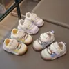 Sapatos de algodão para bebê, sapatos para criança pequena, novo estilo primavera 2026, sola macia, antiderrapante, sapatos casuais versáteis para meninas e meninos.