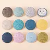 Botões coloridos encapados em tecido são acessórios decorativos versáteis para camisas, suéteres e cardigãs, oferecendo um toque de luxo leve e sofisticado com seu formato redondo de cogumelo.