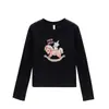 Top blanco para mujer, cuello redondo, hombros normales, estilo primavera y otoño, estampado de caballito de madera de dibujos animados, corte ajustado, camiseta de manga larga