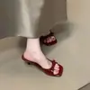 Sandálias quadradas deslumbrantes estilo fada com laço para mulheres, chinelos versáteis de salto alto para o verão de 2026