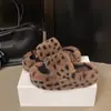 Pantuflas casuales de felpa 2026 modelo nuevo para mujer, para usar en exteriores en otoño e invierno, estampado de leopardo moderno, cómodas y versátiles, pantuflas de algodón con suela gruesa