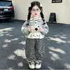 Elegante Conjunto de Sudadera Casual a Rayas para Niñas Primavera y Otoño Celebridad de Internet Bebé 2026 Ropa de Primavera Nueva Muy Bonita Moda