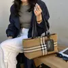 2026 Bolso Tote de Gran Capacidad Estilo Coreano Nuevo Casual Rayado Moderno Generoso Bolso de Hombro Bolso de Hombro Único Elegante para Viajes