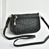 Bolso Cruzado para Mujer Estilo Nuevo 2025 Bolso de Moda para Madres de Edad Media y Mayores Textura Tejida Elegante Bolso de Hombro Único Versátil