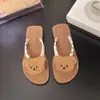 Novas Sandálias de Dedo para Uso Externo da Moda Verão 2026 para Mulheres, Design Fofo de Urso, Sandálias de Dedo Antiderrapantes para Uso na Praia