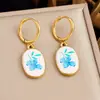 Aretes colgantes ovalados de acero inoxidable coloridos con diseño de gota de aceite, con estampados de arándanos de dibujos animados y peces tropicales, un diseño único y de nicho