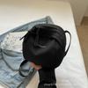 Bolsa Pequena de Lona da Moda deste Ano para Mulheres 2026 Novo Estilo Bolsa Concha com Alça de Ombro Elegante Bolsa Transversal Pequena