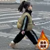 Conjunto de Ropa Gruesa de Terciopelo para Bebé Niña, Conjunto de Dos Piezas con Sudadera Rayada Estilo Deportivo de Color Contrastante, Nuevo para Otoño e Invierno para Niños Medianos y Grandes