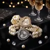 Venta al por mayor de relojes elásticos de cuarzo con perlas artificiales de doble fila en stock, relojes de pulsera con incrustaciones de diamantes transfronterizos y relojes de mujer con estampado floral