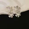 "Abalorio Floral de Perla" aretes de botón florales vintage con circonita y perla, aretes de lujo ligero de alta gama con un diseño único, aretes de nicho