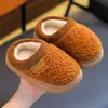 Zapatos de algodón de invierno para niños con tacón, cálidos y forrados de felpa, para niños y niñas, estilo padre-hijo, disponibles en tallas pequeña, mediana y grande, adecuados para usar en interiores