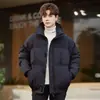 2026 Producto físico en stock, chaqueta de algodón gruesa transfronteriza para otoño e invierno para hombre, marca de moda, chaqueta acolchada con cuello alto, color sólido, ajuste holgado de algodón