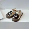 Novidade Primavera/Verão 2026 Sapatos de Princesa para Meninas, Sandálias Infantis Estilosas para Praia, Fofas, com Flor Grande, Sola Macia Antiderrapante