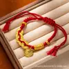 Nuevo Pulsera de Estilo Chino Chapada en Oro Método Antiguo con Colgante Redondo del Dios Dorado de la Riqueza y Hilo Rojo, Adecuado para Hombres y Mujeres, Simbolizando Riqueza y Prosperidad