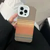 Capa de Celular Botão Galvanizado com Listra Degradê de Couro Adequada para iPhone 16 Pro Max/15/14/17 Proteção
