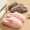 Nuevos estilos de invierno de pantuflas para el hogar para mujeres y hombres, disponibles en juegos para parejas, con suelas antideslizantes, calidez y suelas gruesas, ofrecidos a precios especiales para venta al por mayor.