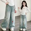 Nova coleção de outono: Calça jeans larga bordada em estilo cartoon para meninas, de corte solto, fluida e comprida, um estilo casual e moderno para crianças mais velhas