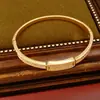 Pulsera con cierre rectangular de circonia chapada en oro real de 18 quilates, versátil para el uso diario, joyería de nicho de lujo ligero