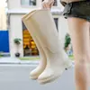 Botas de chuva femininas estilosas de cano alto, sapatos impermeáveis para atividades ao ar livre, sapatos de borracha com forro de pelúcia, botas longas impermeáveis espessadas para exportação