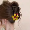 Elegante Pinza para el Cabello Triángulo con Perlas Rojas y Diseño de Flor, Pasador Único de Alta Gama, Nuevo Modelo 2026, Hermoso Accesorio para el Cabello