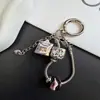 Popular cadena de hueso de serpiente con colgante de letra graffiti, cadena para teléfono, nuevo llavero creativo de moda, accesorio para bolso