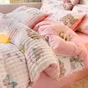 Conjunto de Flanela Coral Classe A Desenho Ursinho Carinhoso Conjunto de Quatro Peças Cobertor Quente Espesso Outono e Inverno Conjunto de Três Peças Antiestático Conjunto de Roupa de Cama