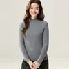 Suéter 100% cachemira pura modelo 2026 para mujer, con cuello semi-alto, diseño de punto acanalado, ajuste suave y cómodo, y adecuado para usar en capas en otoño e invierno.